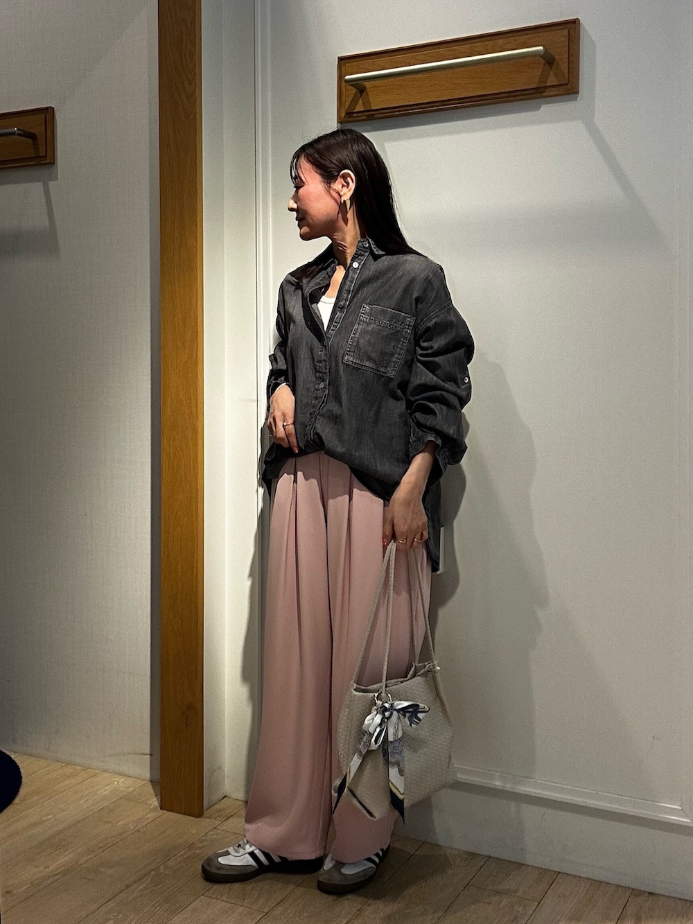 グレー系のシャツ/ブラウス、ホワイト系のトートバッグ、ピンク系のその他パンツを着用したレディースの冬コーディネートの5枚目の写真