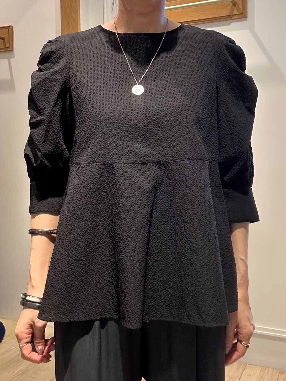 ブラック系のシャツ/ブラウス、ブラック系のその他パンツ、ブラック系のバックパック/リュックを着用したレディースの夏コーディネートの5枚目の写真