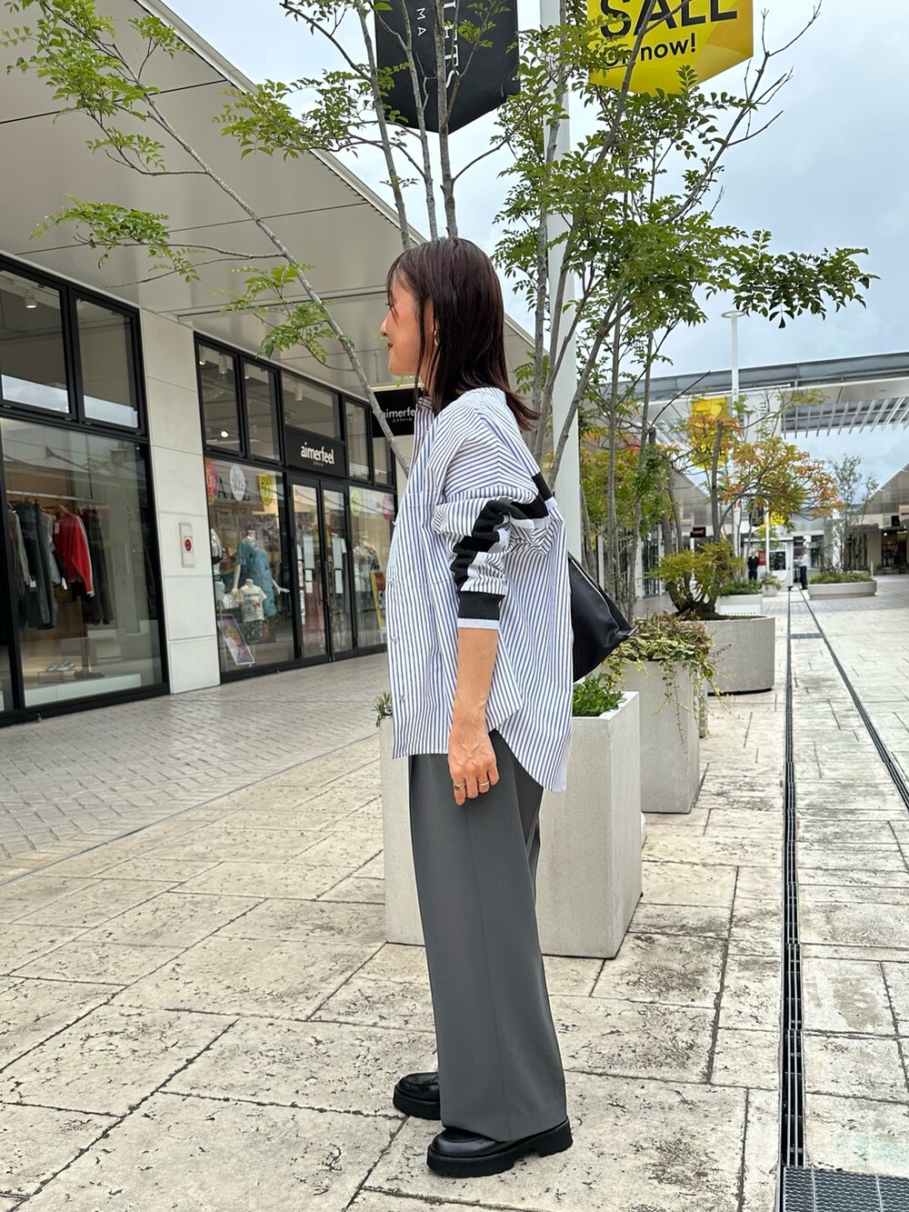 グレー系のその他パンツ、ホワイト系のシャツ/ブラウス、ホワイト系のTシャツ/カットソーを着用したレディースの秋コーディネートの3枚目の写真