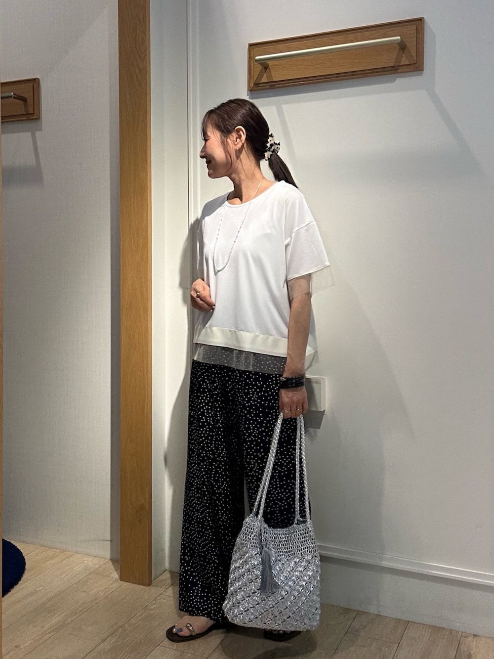 「白Tシャツ、夏ルックで気分アップ、休日スタイル、オトナ女子、シンプルスタイル、夏服コーデ、大人ファッション、夏ファッション、パンツスタイル、今日のコーデ、150cm台コーデ、ドットパンツ、大人カジュアルコーデ、大人カジュアル、低身長コーデ」｜「MICO COULIERのドットキャタピラーワイドパンツ（その他パンツ、ブラック系）」を使った、daimonさん（レディース・154cm）の夏コーディネートの4枚目の写真