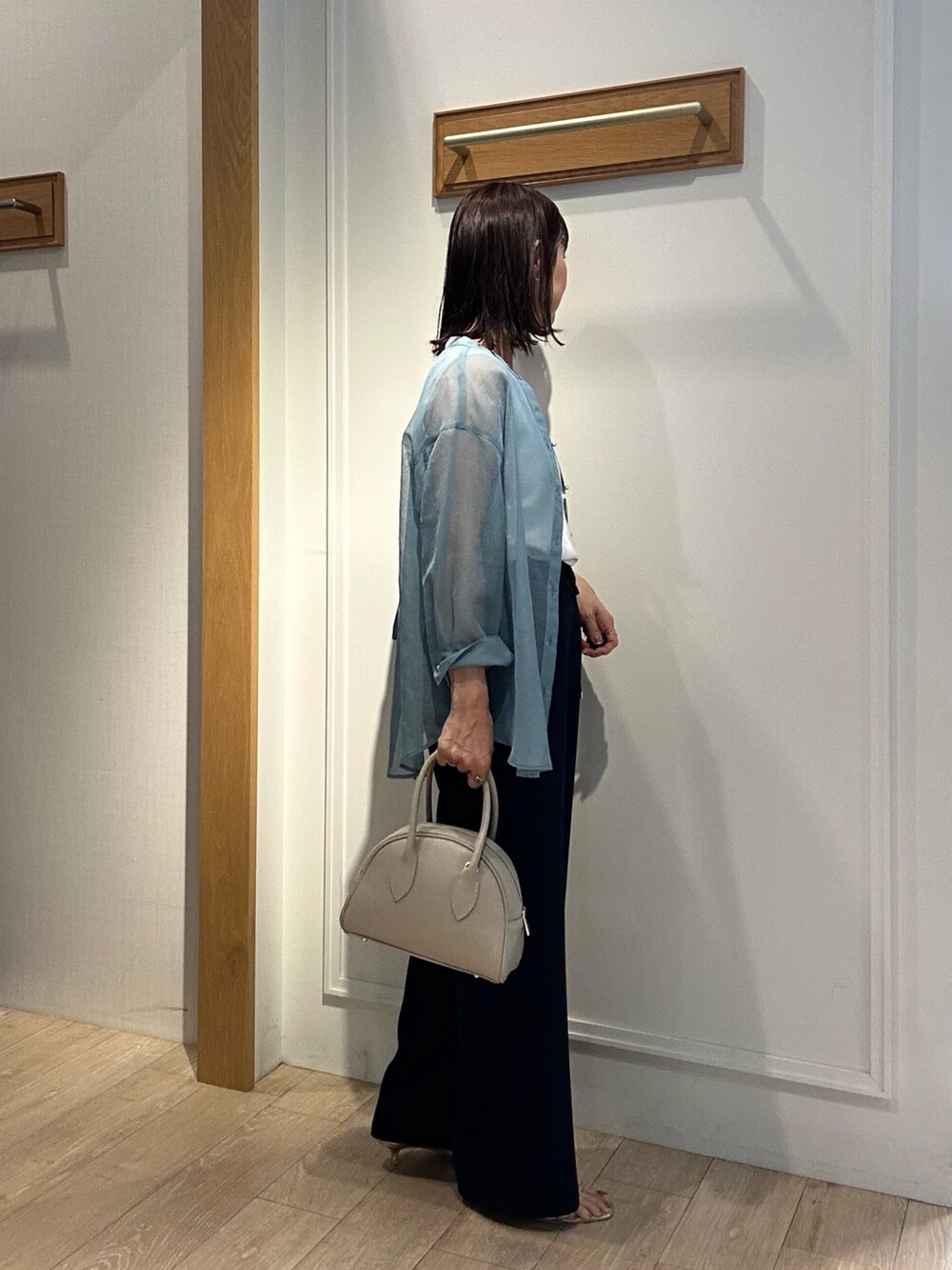ブルー系のシャツ/ブラウス、ホワイト系のTシャツ/カットソー、ブルー系のその他パンツを着用したレディースの夏コーディネートの2枚目の写真