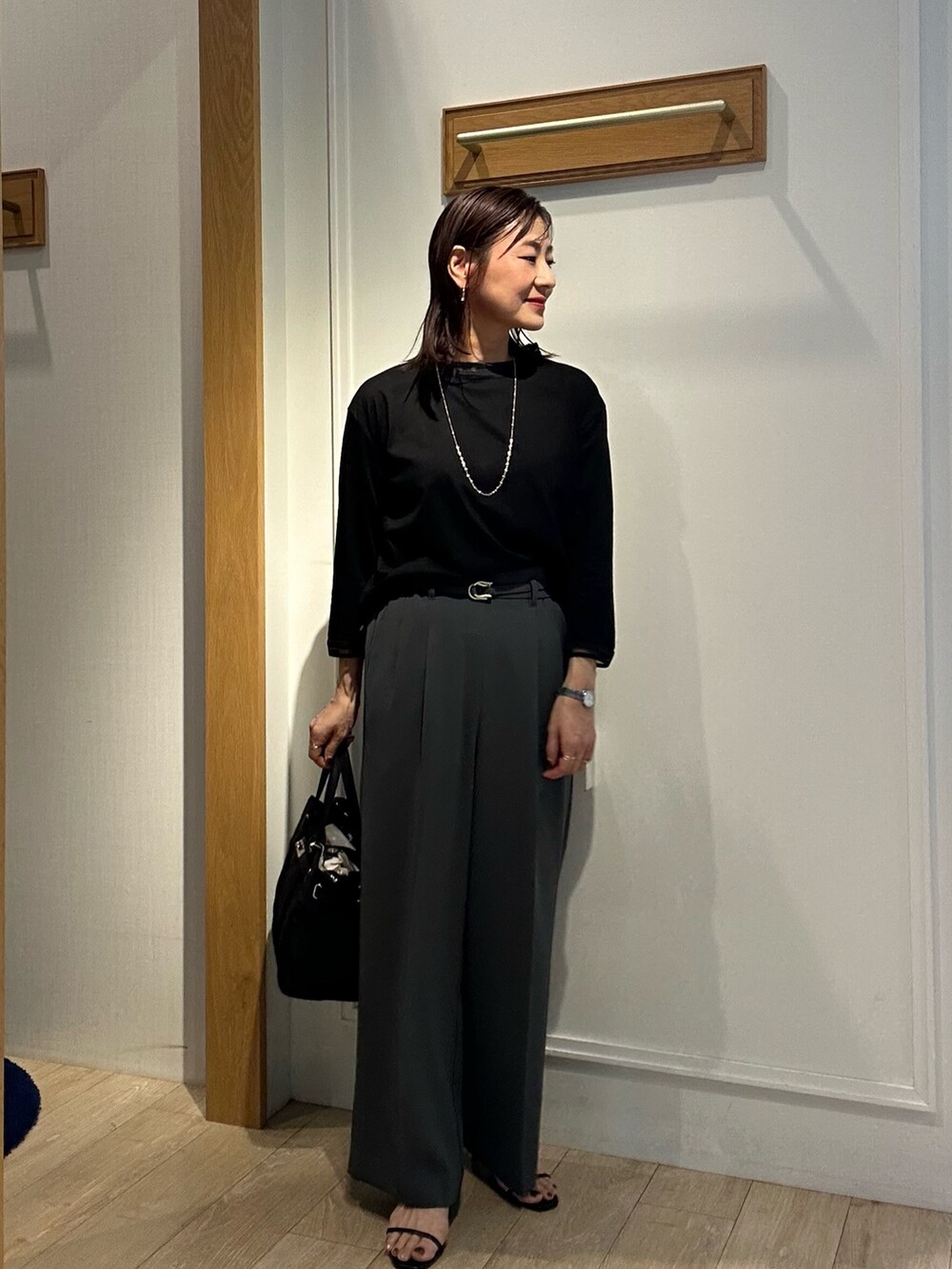 ブラック系のTシャツ/カットソー、グレー系のその他パンツ、グレー系のテーラードジャケットを着用したレディースの秋コーディネートの4枚目の写真