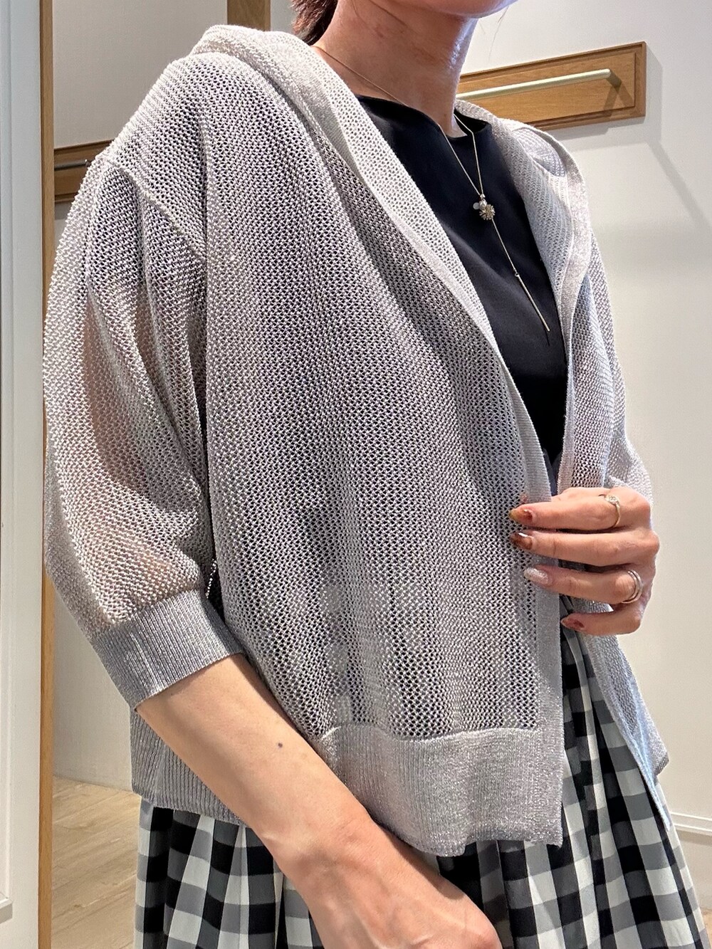 「モノトーン、サンダル、お出かけコーデ、夏服コーデ、大人コーデ、今日のコーデ、キレイめカジュアル、ガーリーコーデ、ワンピースコーデ、シンプルカジュアル、夏服、授業参観日コーデ、150cm台コーデ、低身長女子、ロングワンピース」｜「NOLLEY'S LIGHTのフードメッシュはおり（カーディガン/ボレロ、ベージュ系）」を使った、daimonさん（レディース・154cm）の春コーディネートの5枚目の写真