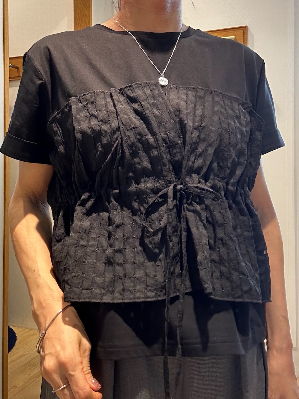 ホワイト系のTシャツ/カットソー、グレー系のその他パンツ、ベージュ系のカーディガン/ボレロを着用したレディースの夏コーディネートの4枚目の写真