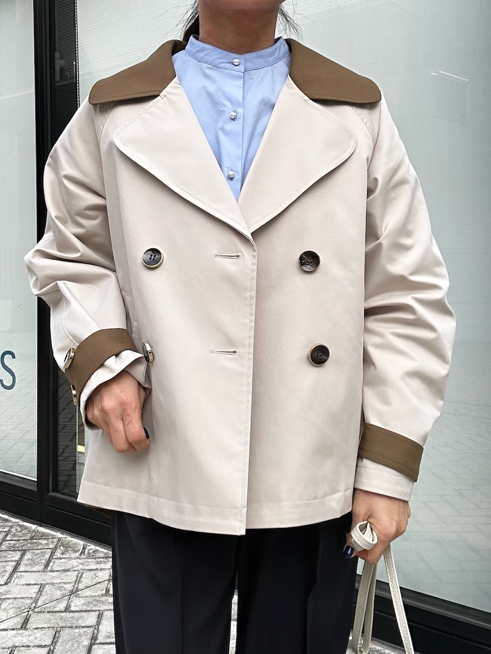 ブルー系のその他パンツ、ベージュ系のブルゾン、ブルー系のシャツ/ブラウスを着用したレディースの春コーディネートの5枚目の写真