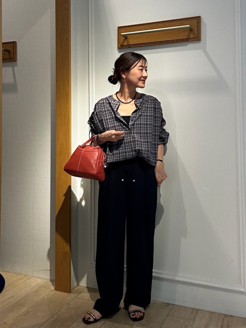 グレー系のシャツ/ブラウス、ブラウン系のその他パンツ、ブラック系のネックレスを着用したレディースの夏コーディネートの4枚目の写真