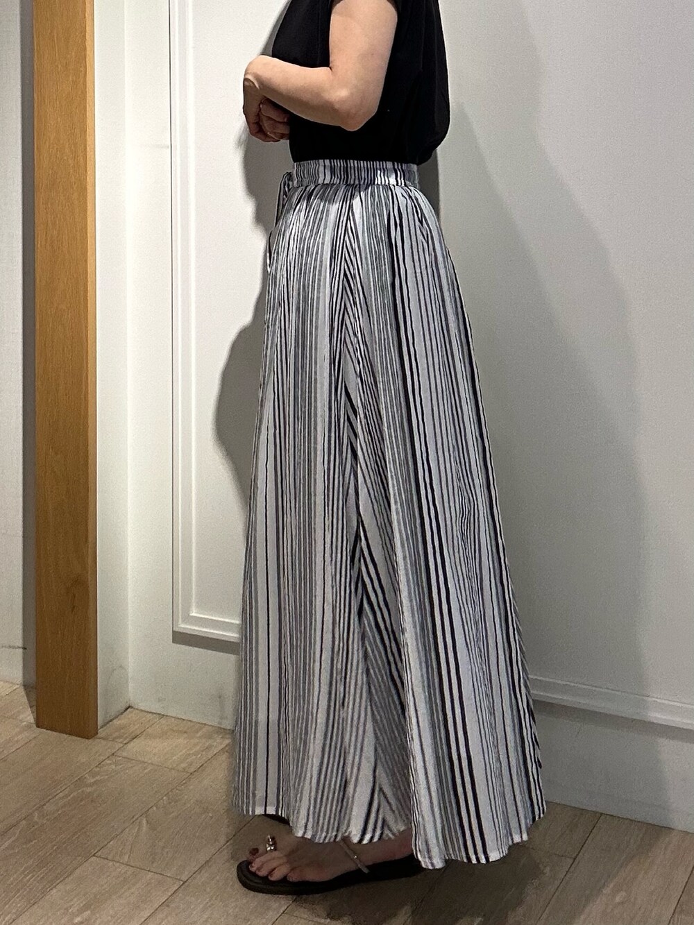 ブラック系のTシャツ/カットソー、グレー系のスカートを着用したレディースの夏コーディネートの8枚目の写真