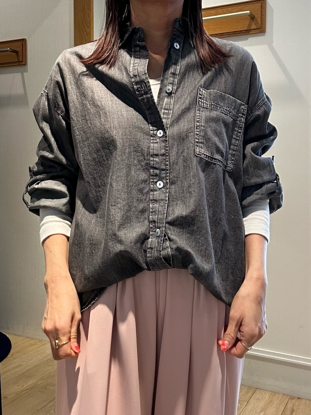 グレー系のシャツ/ブラウス、ホワイト系のトートバッグ、ピンク系のその他パンツを着用したレディースの冬コーディネートの9枚目の写真