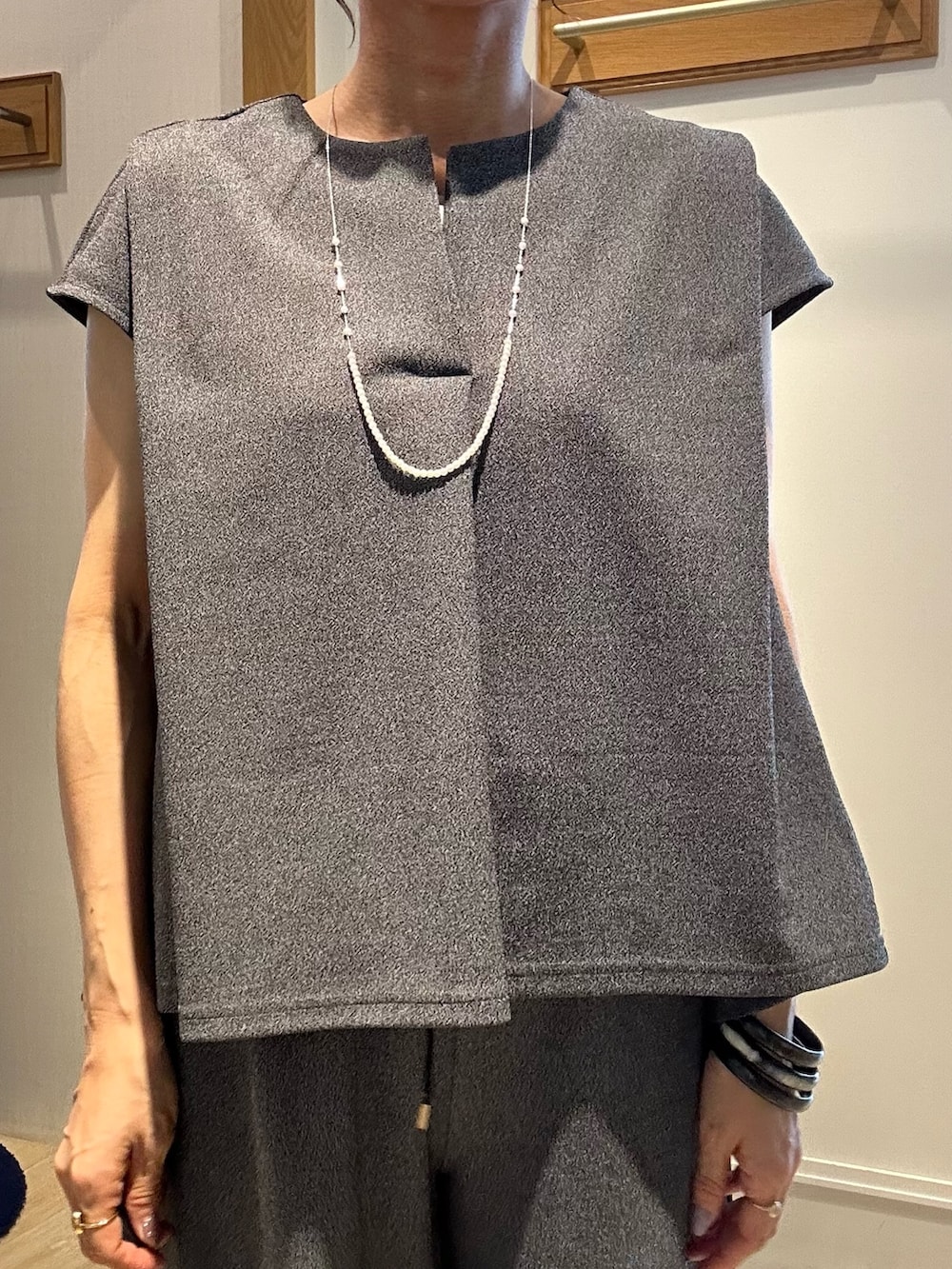「セットアップ、夏ルックで気分アップ、休日スタイル、オトナ女子、シンプルスタイル、夏服コーデ、大人ファッション、夏ファッション、パンツスタイル、今日のコーデ、着回しコーデ、150cm台コーデ、154cm、セットアップスタイル、低身長」｜「MICO COULIERの《セット商品》カットジョーゼット杢　ブラウス＋パンツ（セットアップ）（シャツ/ブラウス、グレー系）」を使った、daimonさん（レディース・154cm）の夏コーディネートの7枚目の写真