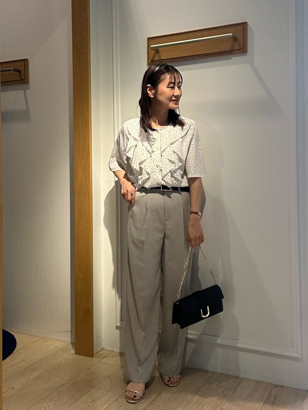 「大人カジュアル、ショルダーバッグ、初夏コーデ、夏ファッション、ママファッション、オトナカワイイ、最近のいい感じコーデ、低身長レディースファッション、ベージュ、低身長コーデ、低身長女子、通勤コーデ、通勤スタイル、お仕事コーデ、ジャケットスタイル」｜「MICO COULIERのサップノーカラージャケット（ノーカラージャケット、イエロー系）」を使った、daimonさん（骨格ナチュラル・レディース・154cm）の春コーディネートの10枚目の写真