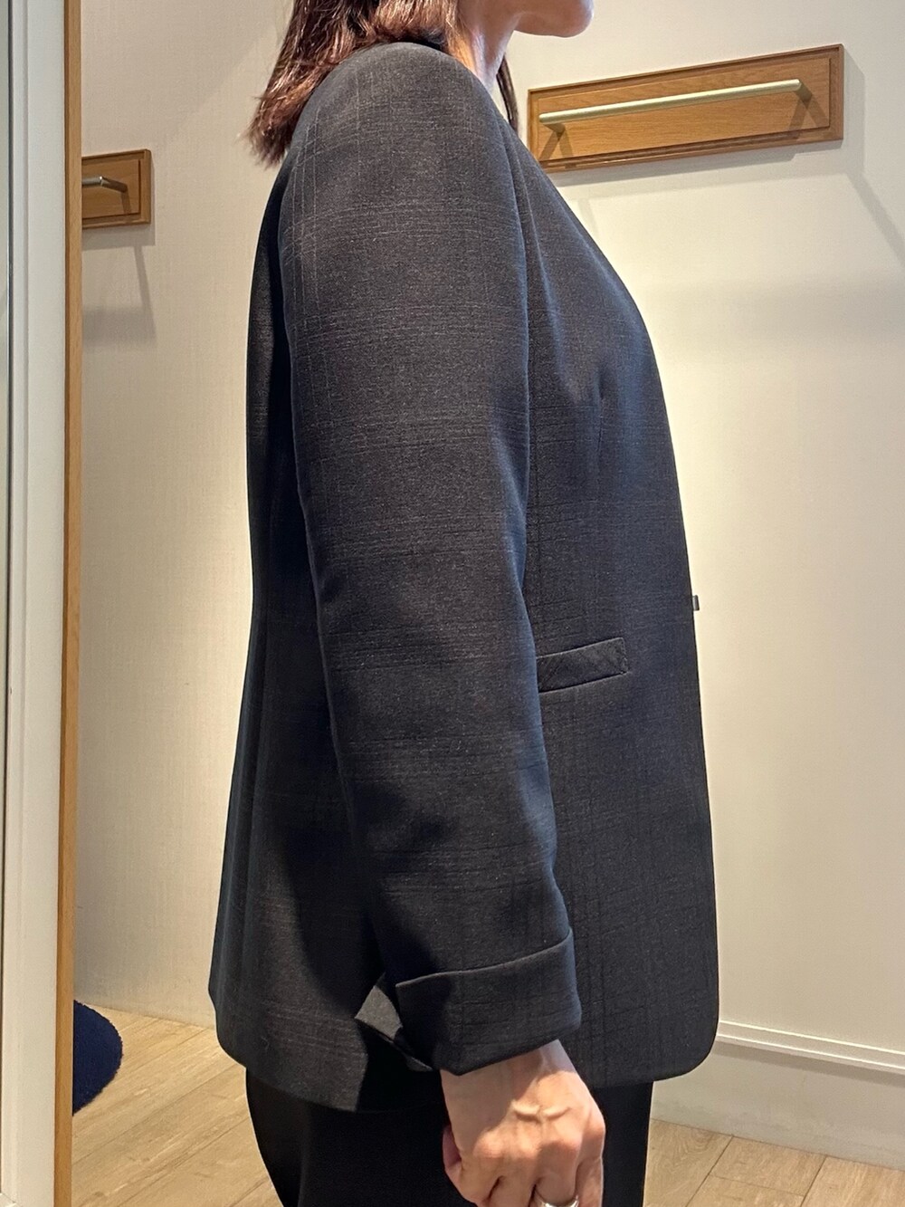 グレー系のノーカラージャケット、ホワイト系のシャツ/ブラウス、グレー系のその他パンツを着用したレディースの秋コーディネートの8枚目の写真