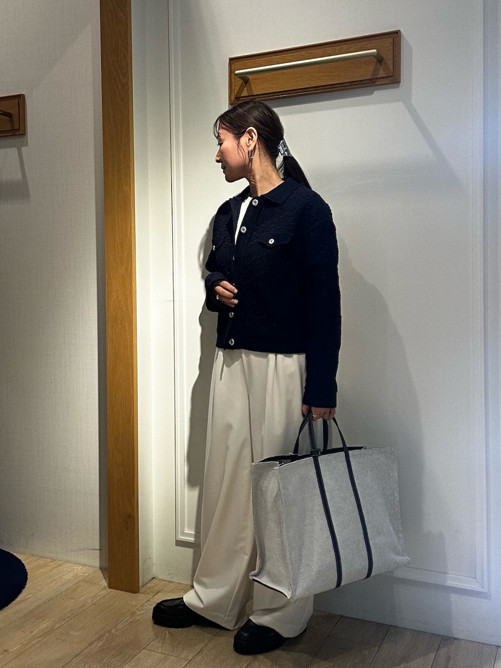 ブルー系のカーディガン/ボレロ、ホワイト系のTシャツ/カットソー、ホワイト系のその他パンツを着用したレディースの冬コーディネートの4枚目の写真