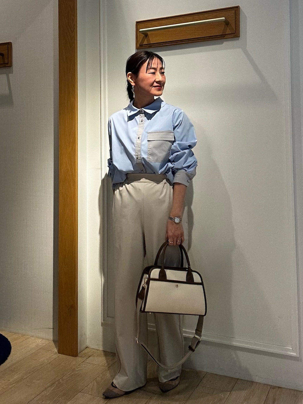 ベージュ系のその他パンツ、ブルー系のその他アウターを着用したレディースの冬コーディネートの6枚目の写真