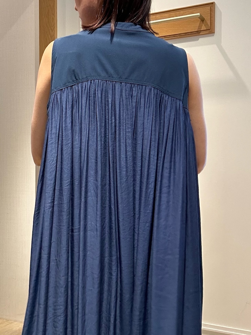 ブルー系のワンピース、ホワイト系のカーディガン/ボレロを着用したレディースの春コーディネートの7枚目の写真