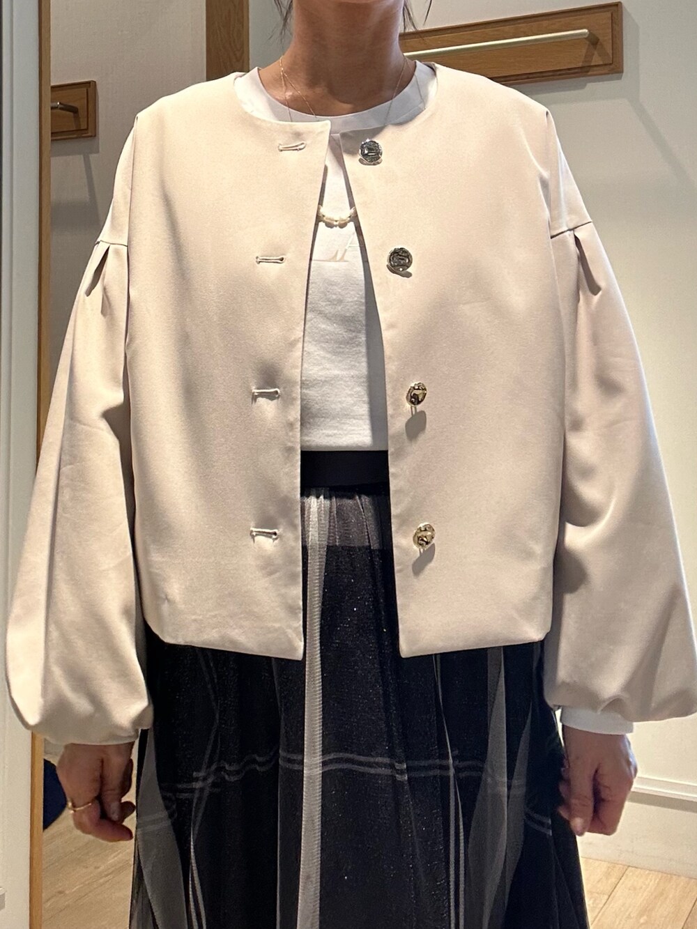 「春、大人女子、オフィススタイル、フェミニンコーデ、お仕事コーデ、キレイめ、入学式、入学式コーデ、入学式・卒業式、ワンピースコーデ、卒業式、卒業式コーデ、卒業式ママコーデ、入園式、入園式コーデ」｜「MICO COULIERの《オケージョン対応》ジョーゼットプリーツブラウス（シャツ/ブラウス、ホワイト系）」を使った、daimonさん（骨格ナチュラル・レディース・154cm）の春コーディネートの7枚目の写真