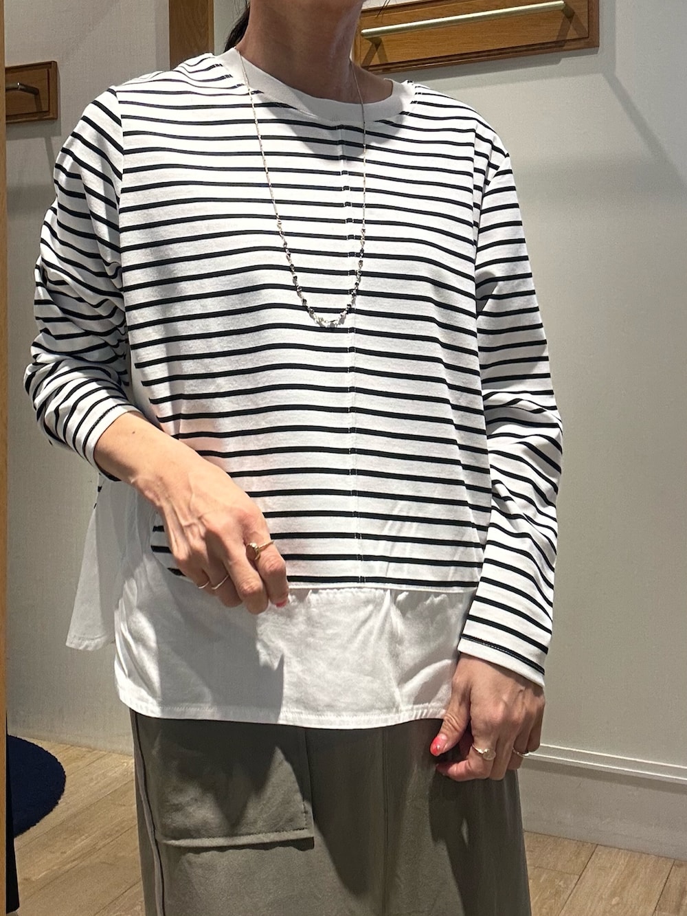 ホワイト系のTシャツ/カットソー、グリーン系のスカート、ホワイト系のカーディガン/ボレロを着用したレディースの春コーディネートの5枚目の写真