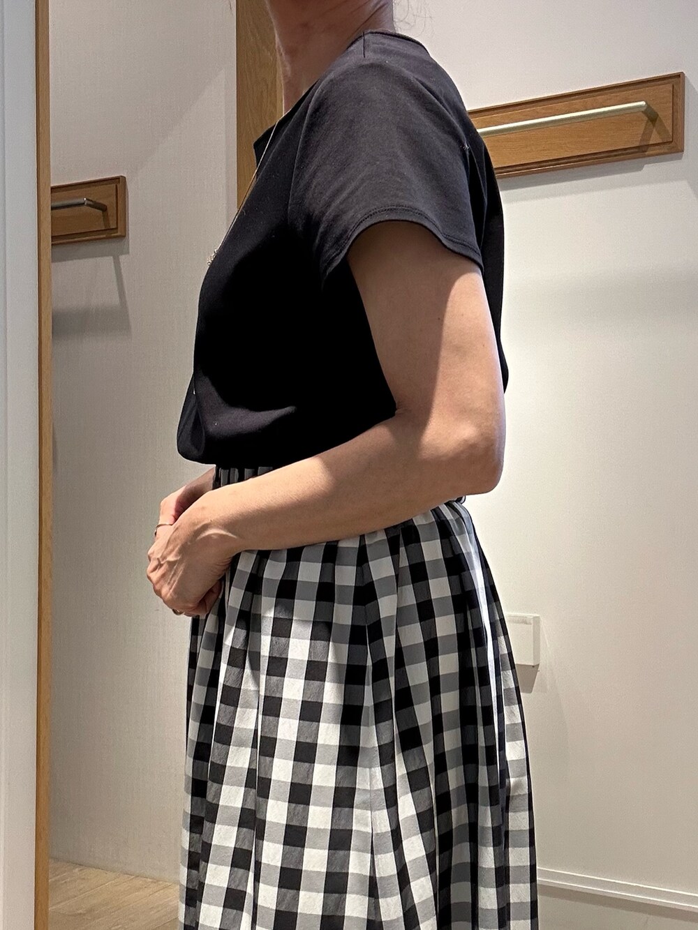 「サンダル、お出かけコーデ、夏服コーデ、大人コーデ、今日のコーデ、キレイめカジュアル、ワンピースコーデ、シンプルカジュアル、オフィススタイル、授業参観日コーデ、低身長女子、ワンピーススタイル、チェックワンピース、チェックワンピ、低身長コーデ」｜「NOLLEY’Sの2wayCLASSICショルダーバッグM（ショルダーバッグ、ブラック系）」を使った、daimonさん（レディース・154cm）の春コーディネートの7枚目の写真