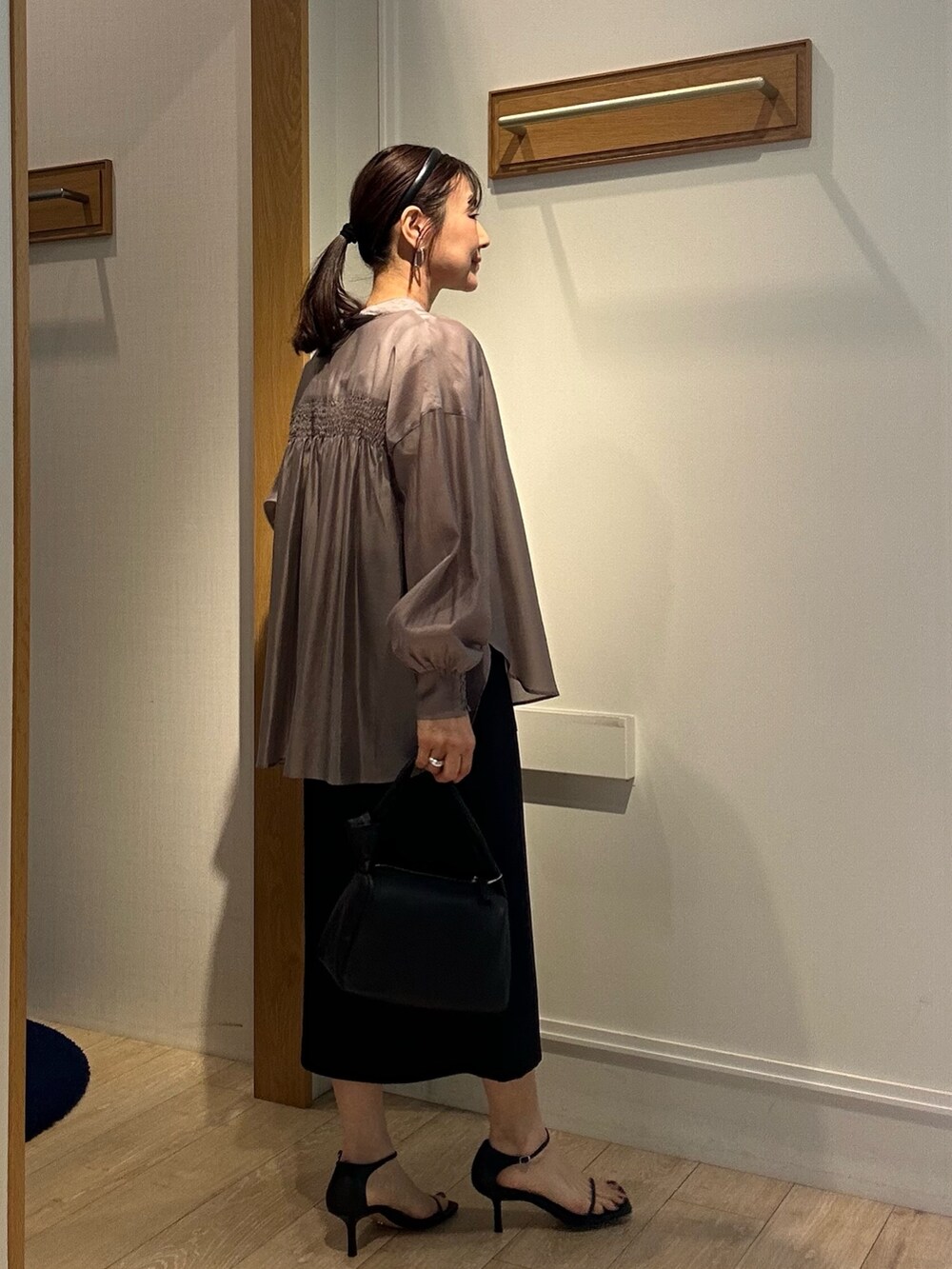 ホワイト系のTシャツ/カットソー、ブラック系のスカートを着用したレディースの春コーディネートの3枚目の写真