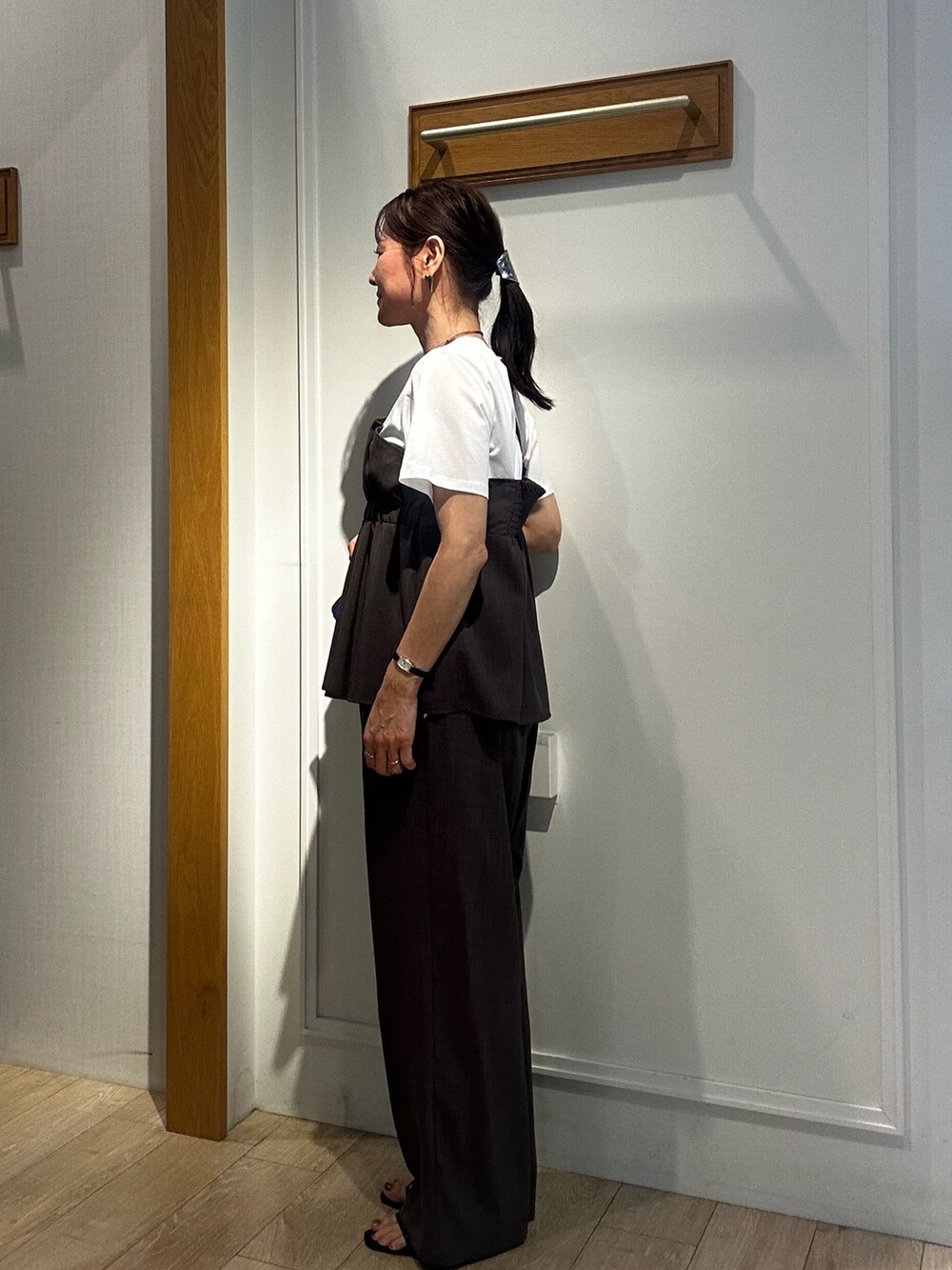 ブルー系のショルダーバッグ、ブルー系のブルゾン、グリーン系のシャツ/ブラウスを着用したレディースの春コーディネートの8枚目の写真