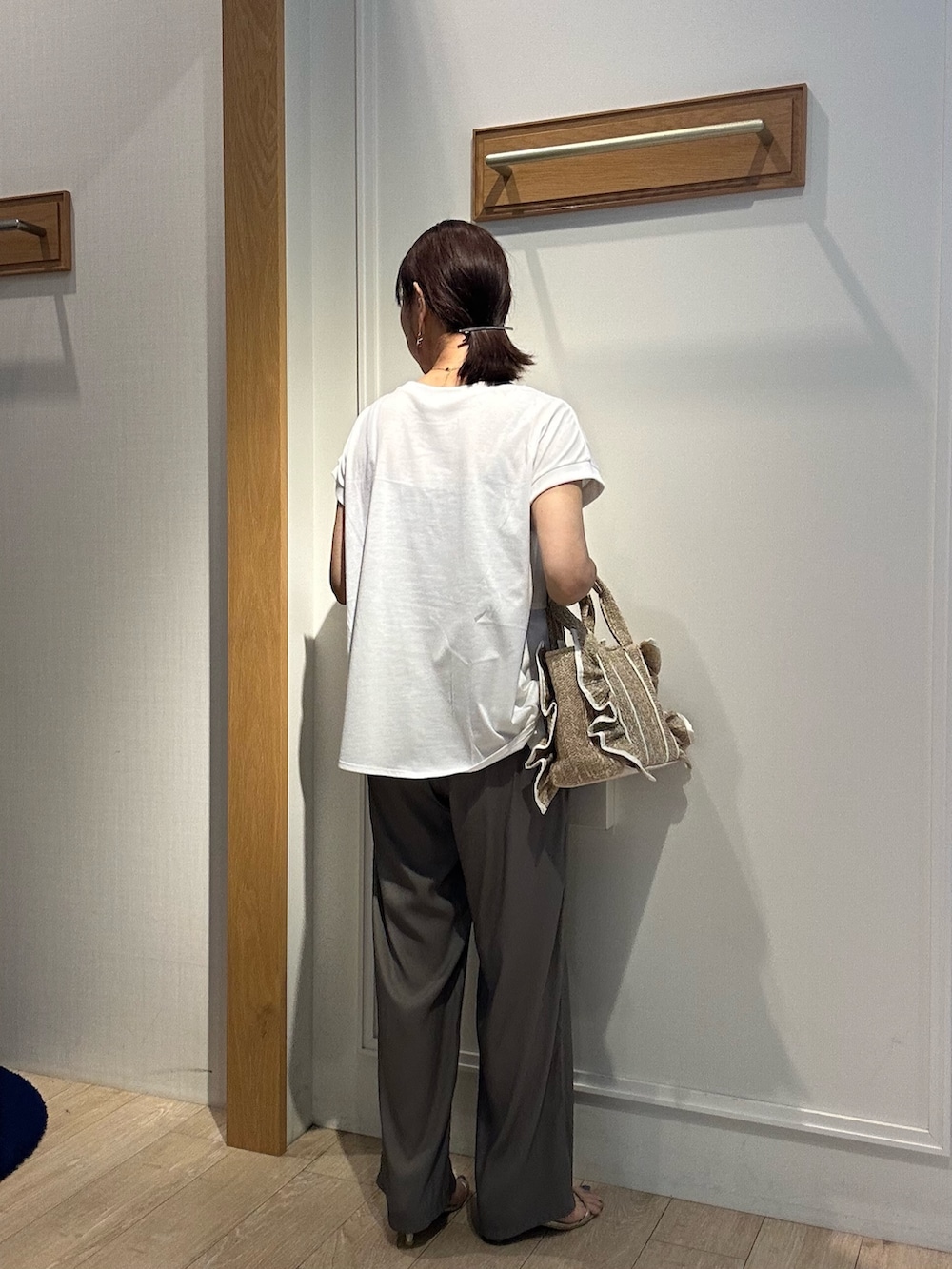「白Tシャツ、今日のコーデ、夏、低身長女子、オトナカジュアル、Tシャツコーデ、大人女子、大人コーデ、ママファッション、ゆるコーデ、イージーパンツ、低身長コーデ、150cm台コーデ、40代ファッション、パンツコーデ」｜「fredy couleurのTC天竺ティアードフリルTシャツ（Tシャツ/カットソー、ホワイト系）」を使った、daimonさん（レディース・154cm）の夏コーディネートの2枚目の写真