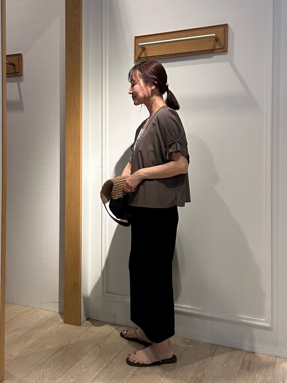 グリーン系のその他パンツ、ブラウン系のサンダル、グリーン系のノーカラージャケットを着用したレディースの夏コーディネートの2枚目の写真