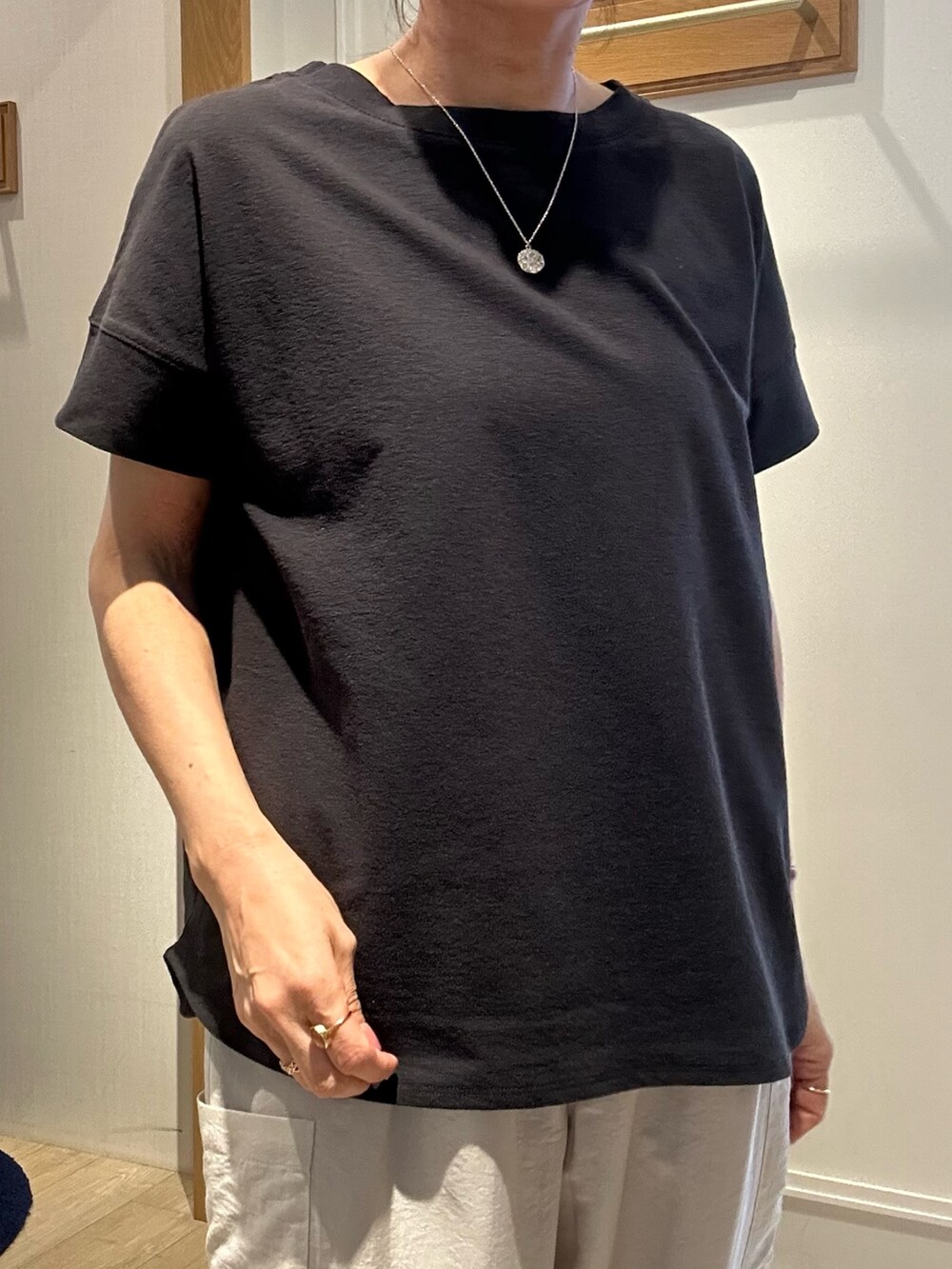 ブラック系のTシャツ/カットソー、ベージュ系のその他パンツ、グレー系のシャツ/ブラウスを着用したレディースの春コーディネートの5枚目の写真