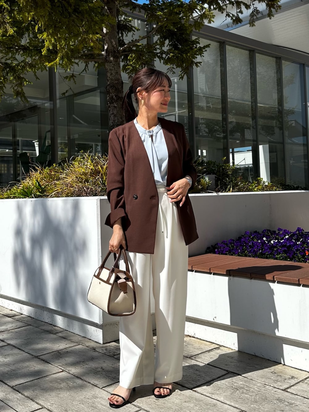 ブラウン系のノーカラージャケット、ブルー系のシャツ/ブラウス、ホワイト系のその他パンツを着用したレディースの春コーディネートの2枚目の写真