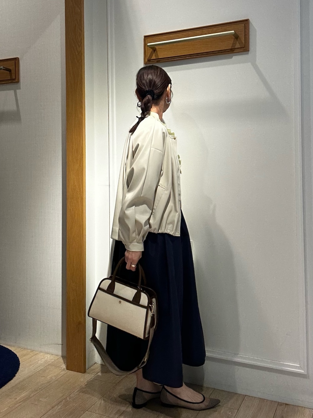 イエロー系のシャツ/ブラウス、ホワイト系のブルゾン、ブルー系のスカートを着用したレディースの冬コーディネートの3枚目の写真