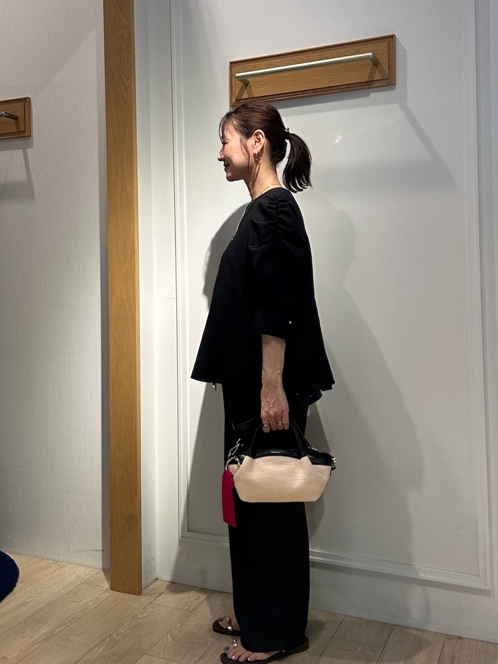 ブラック系のシャツ/ブラウス、ブラック系のその他パンツ、ブラック系のバックパック/リュックを着用したレディースの夏コーディネートの2枚目の写真