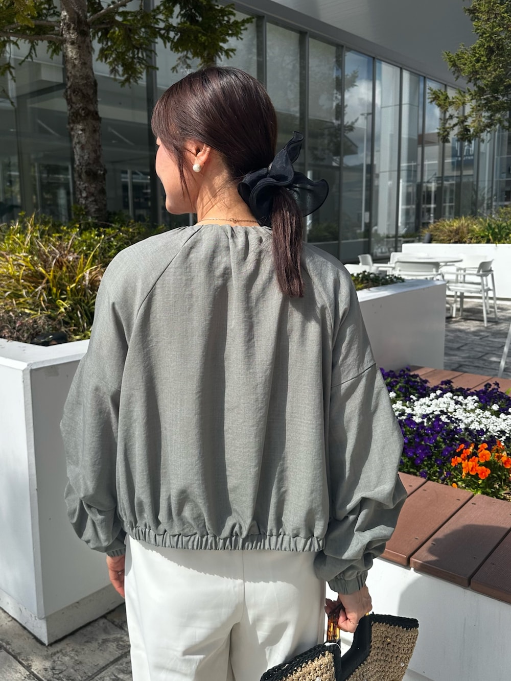 グリーン系のブルゾン、グレー系のキャミソールを着用したレディースの春コーディネートの6枚目の写真