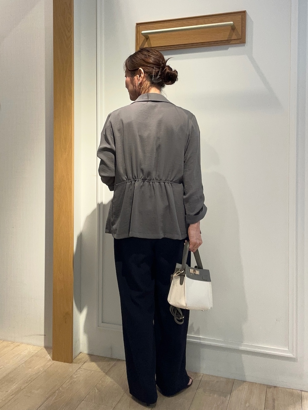 ホワイト系のTシャツ/カットソー、グレー系のテーラードジャケット、ブルー系のその他パンツを着用したレディースの夏コーディネートの3枚目の写真