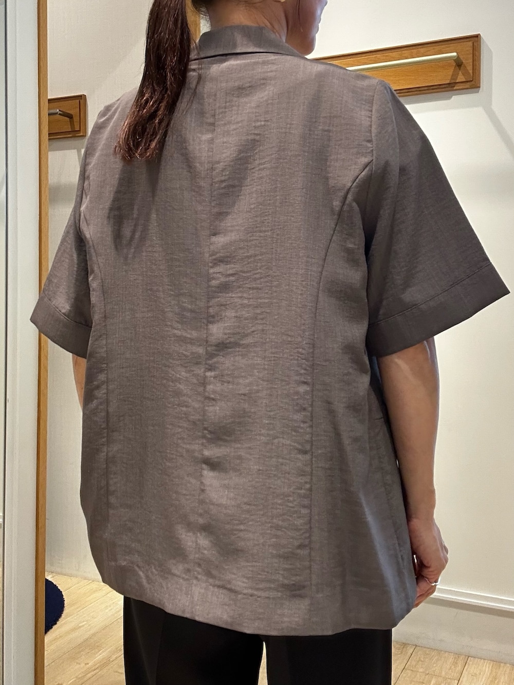 ベージュ系のショルダーバッグ、ブルー系のシャツ/ブラウス、ブラウン系のその他パンツを着用したレディースの夏コーディネートの6枚目の写真