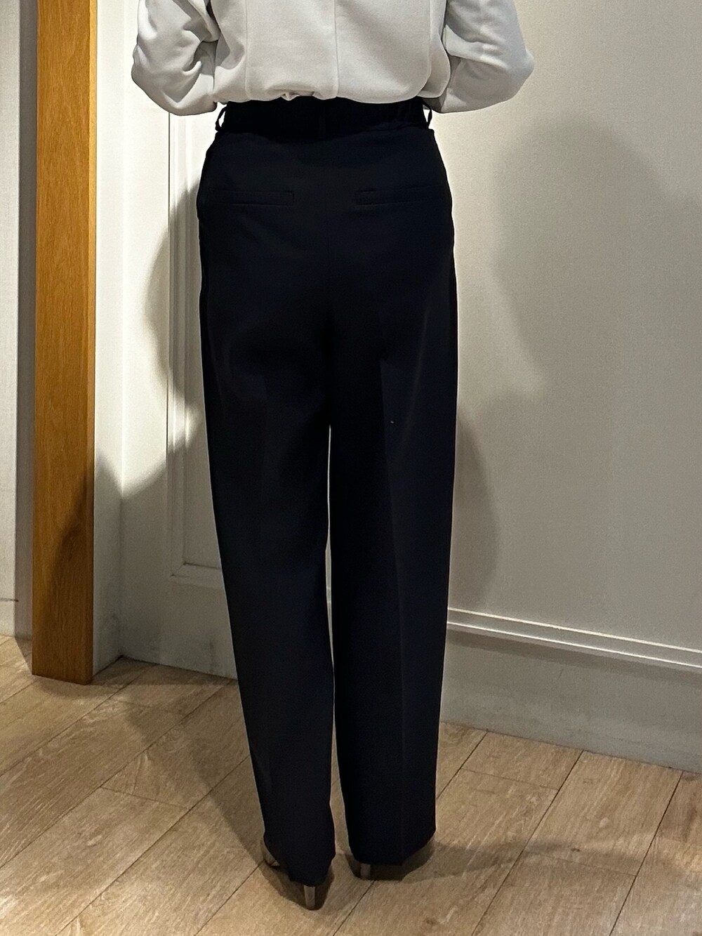 ホワイト系のシャツ/ブラウス、ブルー系のその他パンツを着用したレディースの冬コーディネートの10枚目の写真