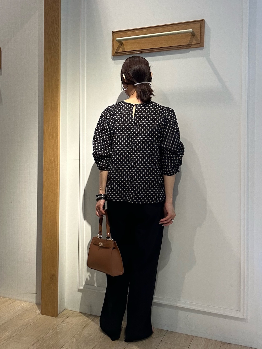 「セットアップ、ブラックコーデ、半袖シャツ、サンダル、オトナカジュアル、オトナ女子、おでかけコーデ、大人可愛い、シンプル・ベーシック、きれいめカジュアル、150cm台コーデ、モノトーンコーデ、ブラック、低身長コーデ、低身長女子」｜「NOLLEY'S LIGHTの80ローンギャザースリーブドットブラウス（シャツ/ブラウス、ブラック系）」を使った、daimonさん（レディース・154cm）の夏コーディネートの5枚目の写真
