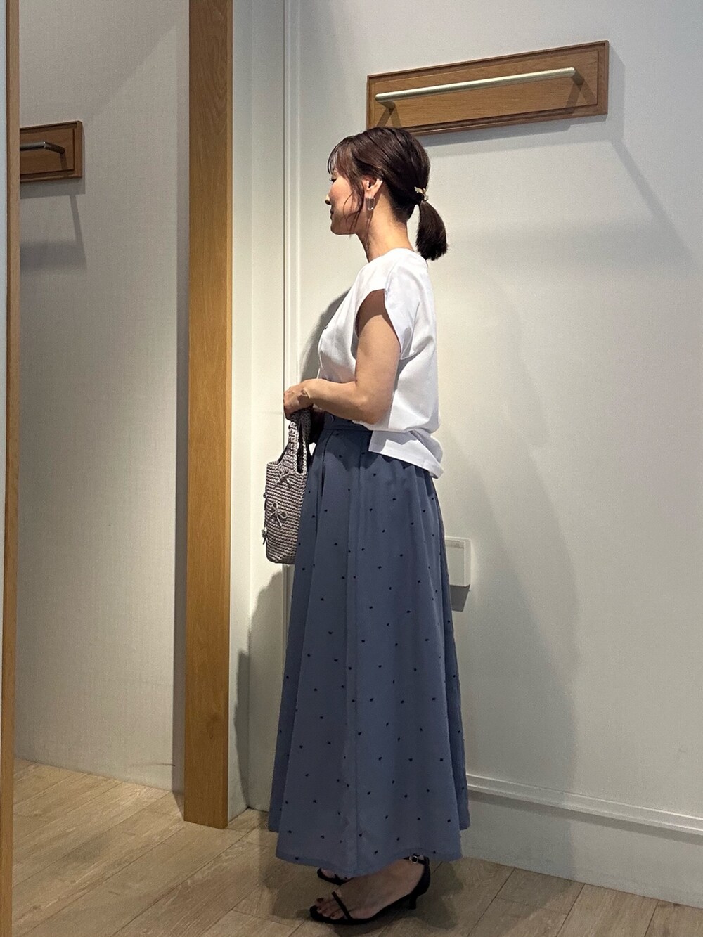 「サンダル、白Tシャツ、低身長コーデ、春夏コーデ、大人カジュアルコーデ、楽チンコーデ、大人コーデ、スカートコーデ、オトナカワイイ、低身長女子、150cm台コーデ、40代ファッション、ロゴT、きちんとスタイル、きちんと感」｜「MICO COULIERの刺繍ドットスカート（スカート、ブルー系）」を使った、daimonさん（レディース・154cm）の夏コーディネートの2枚目の写真