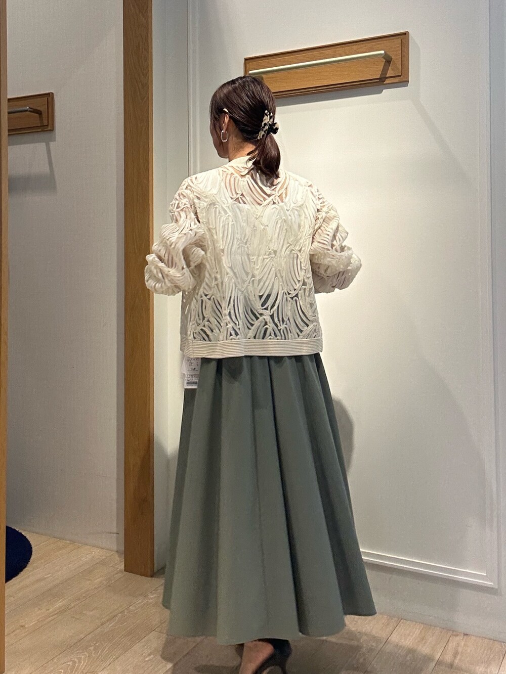 ホワイト系のカーディガン/ボレロ、シルバー系のネックレスを着用したレディースの冬コーディネートの7枚目の写真