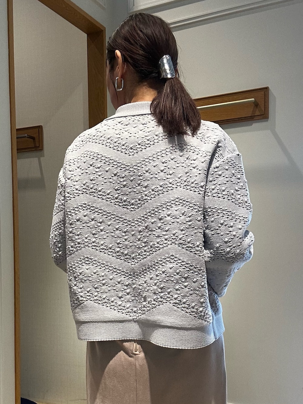 グレー系のカーディガン/ボレロ、ホワイト系のその他パンツ、ホワイト系のTシャツ/カットソーを着用したレディースの冬コーディネートの8枚目の写真