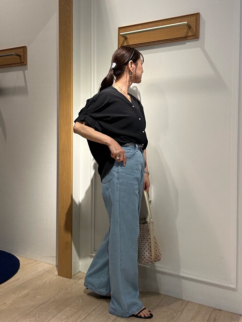「大人カジュアル、大人女子、春、カジュアルコーデ、大人かわいい、オトナカジュアル、春服、キレイめ、低身長女子、デニムコーデ、きれいめカジュアル、パンツスタイル、デニム、きれいめコーディネート、パンツコーデ」｜「MICO COULIERのサップタンブラーシャツ（シャツ/ブラウス、グレー系）」を使った、daimonさん（骨格ナチュラル・レディース・154cm）の春コーディネートの2枚目の写真