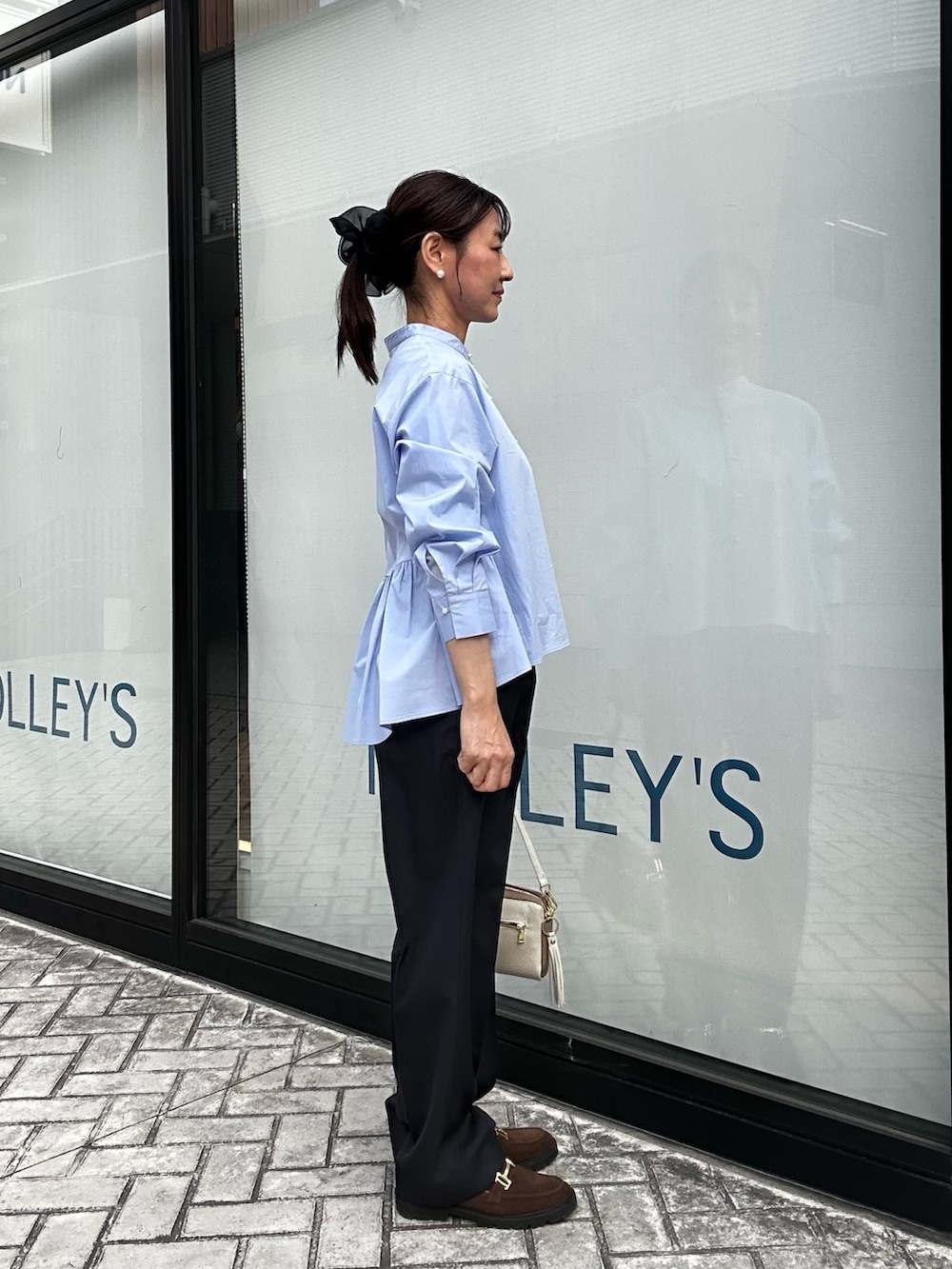 ブルー系のその他パンツ、ベージュ系のブルゾン、ブルー系のシャツ/ブラウスを着用したレディースの春コーディネートの9枚目の写真