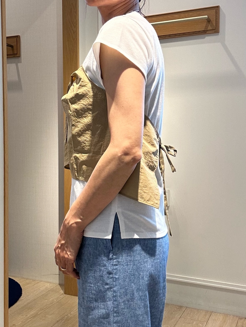 「夏コーデ、大人コーデ、シンプルスタイル、大人女子、夏、デニムコーデ、夏服コーデ、低身長女子、ビスチェ×デニム、ビスチェコーデ、ビスチェ風、低身長コーデ、40代ファッション、40代」｜「MICO COULIERのVINTAGE DENIMプリント ギャザーヨークパンツ（その他パンツ、ブルー系）」を使った、daimonさん（レディース・154cm）の夏コーディネートの4枚目の写真