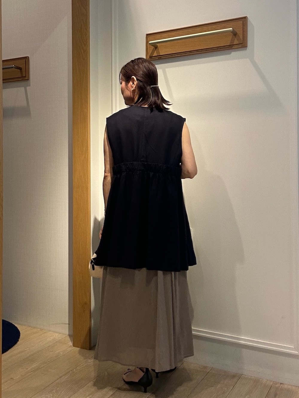 「ノースリーブ、着こなしのちょこっとテク、サンダル、お出かけコーデ、レイヤードスタイル、休日スタイル、おでかけコーデ、大人女子、150cm台コーデ、ママファッション、ワンピーススタイル、ワンピースコーデ、ジレスタイル、ジレコーデ、低身長コーデ」|「MICO COULIERのイージーケアリネンベスト(ノーカラージャケット、ブルー系)」を使った、daimonさん(レディース・154cm)の夏コーディネートの2枚目の写真