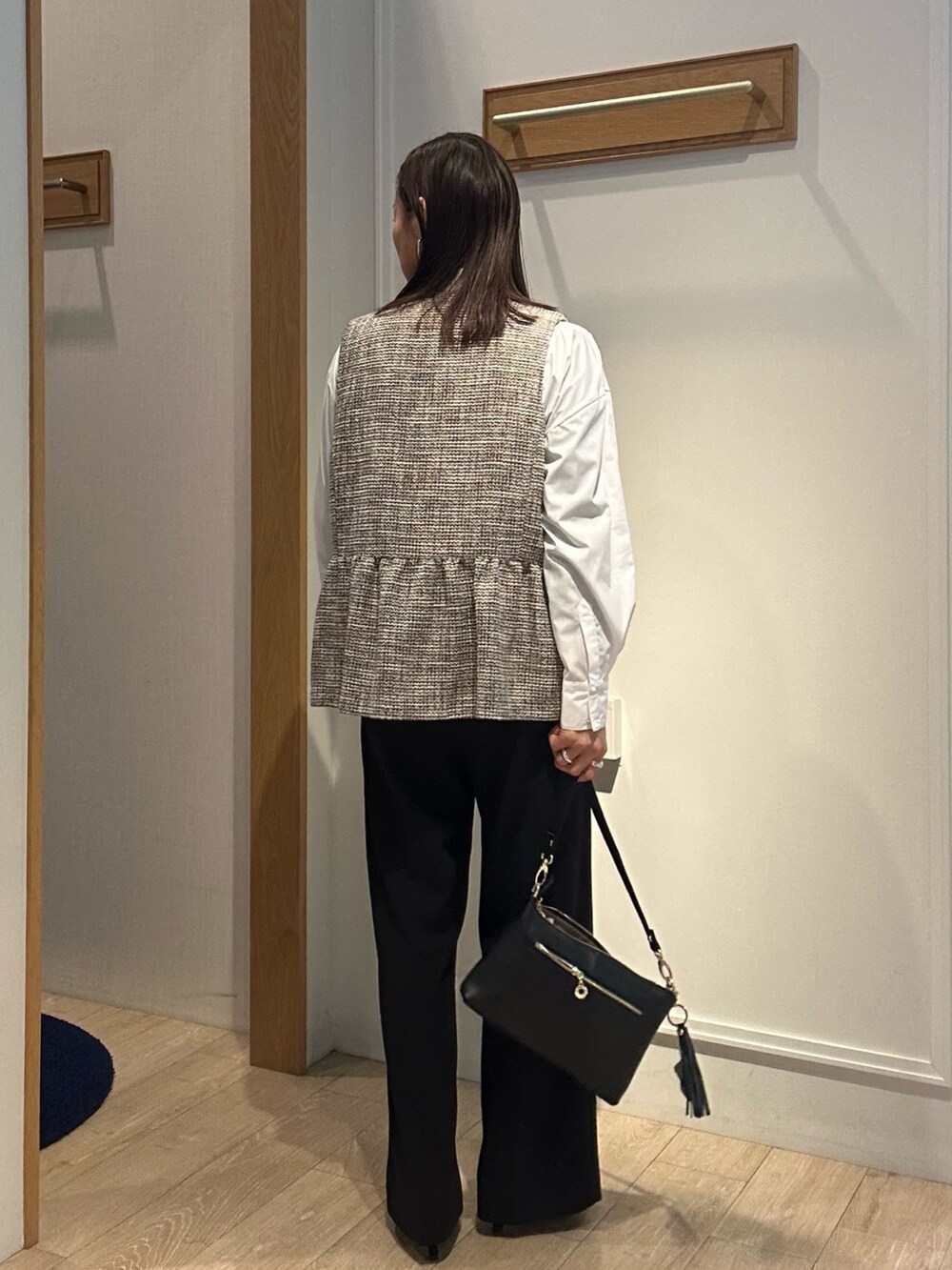 「レイヤードスタイル、大人女子、春服、パンツコーデ、きれいめコーディネート、入学式、入学式コーデ、入学式ママコーデ、卒業式コーデ、卒業式ママコーデ、セレモニーコーデ、オケージョン、低身長、低身長コーデ、ジレ」｜「MICO COULIERの《オケージョン対応》ドライスピン杢ツィード/バスケットラメツィードベスト（ノーカラージャケット、ブラック系）」を使った、daimonさん（レディース・154cm）の冬コーディネートの2枚目の写真