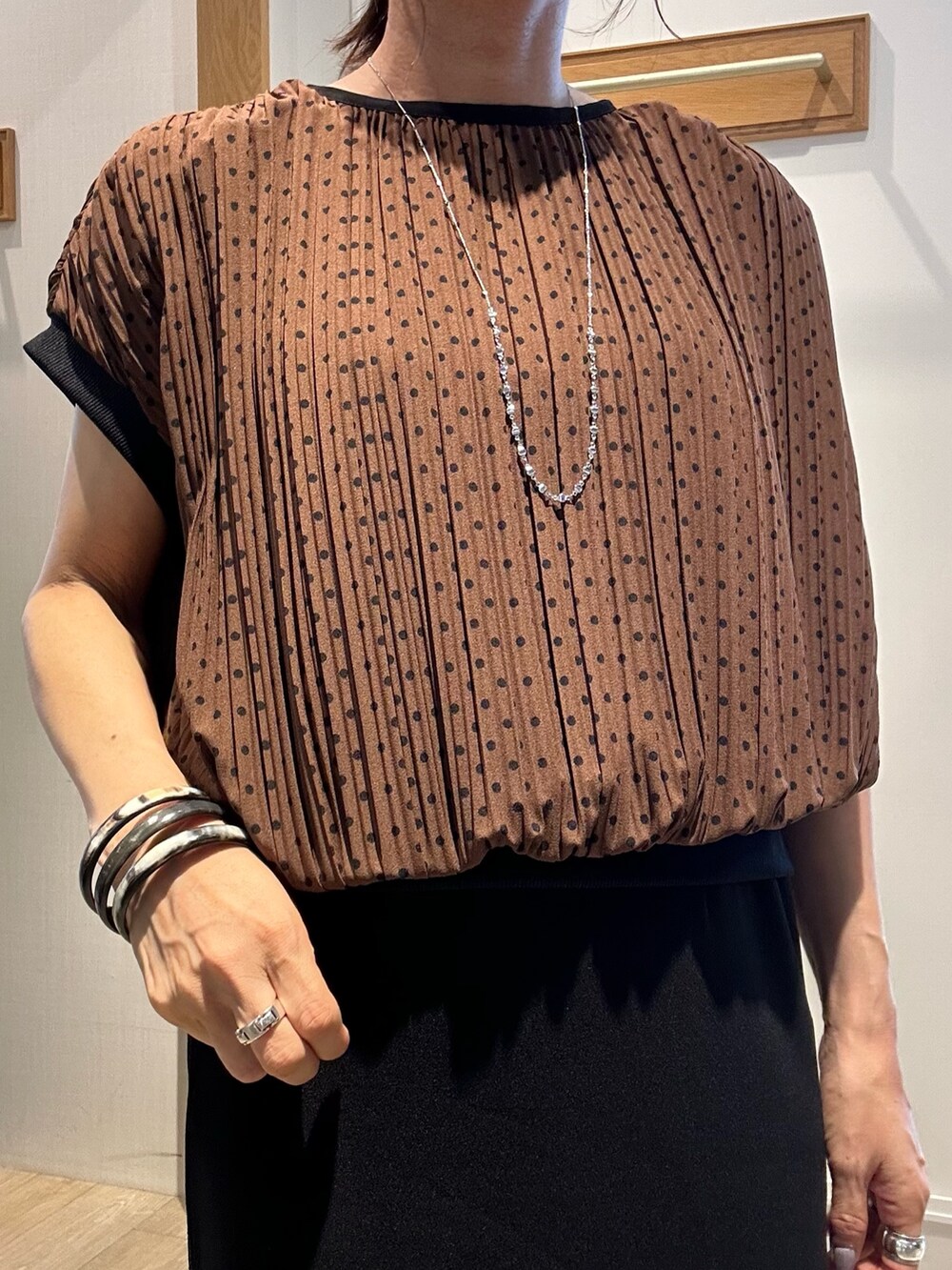 「シアートップス、オトナ女子、シンプルスタイル、夏服コーデ、大人ファッション、夏ファッション、キレイめコーデ、150cm台コーデ、ブラウン、オトナカワイイ、おでかけコーデ、154cm、ドットブラウス、低身長コーデ、低身長女子」｜「MICO COULIERのカットジョーゼットタイトスカート（スカート、ブラック系）」を使った、daimonさん（レディース・154cm）の夏コーディネートの7枚目の写真