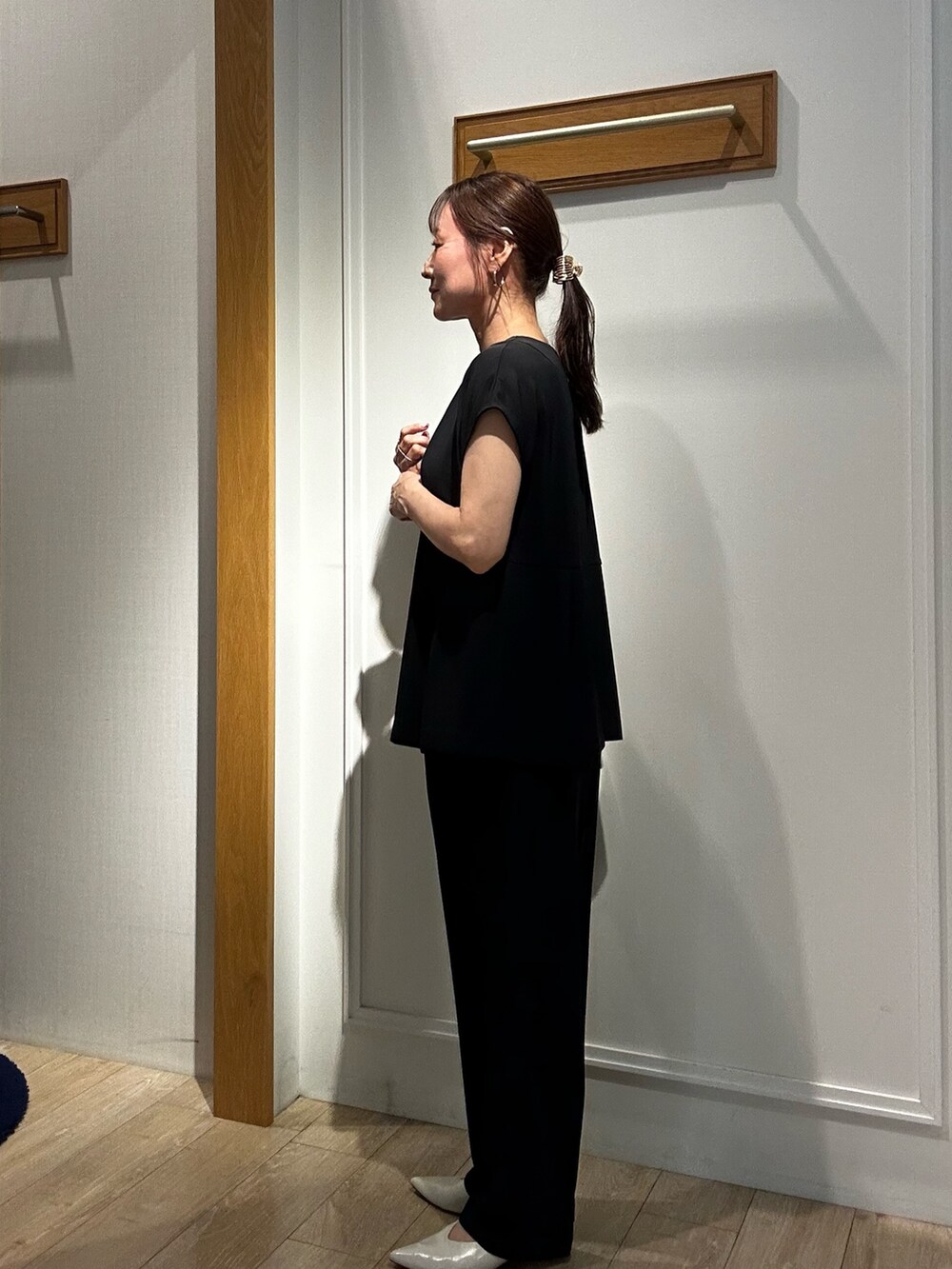 ベージュ系のショルダーバッグ、ブルー系のシャツ/ブラウス、ブラウン系のその他パンツを着用したレディースの夏コーディネートの8枚目の写真