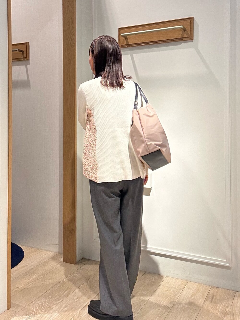 ホワイト系のニット/セーターを着用したレディースの冬コーディネートの4枚目の写真