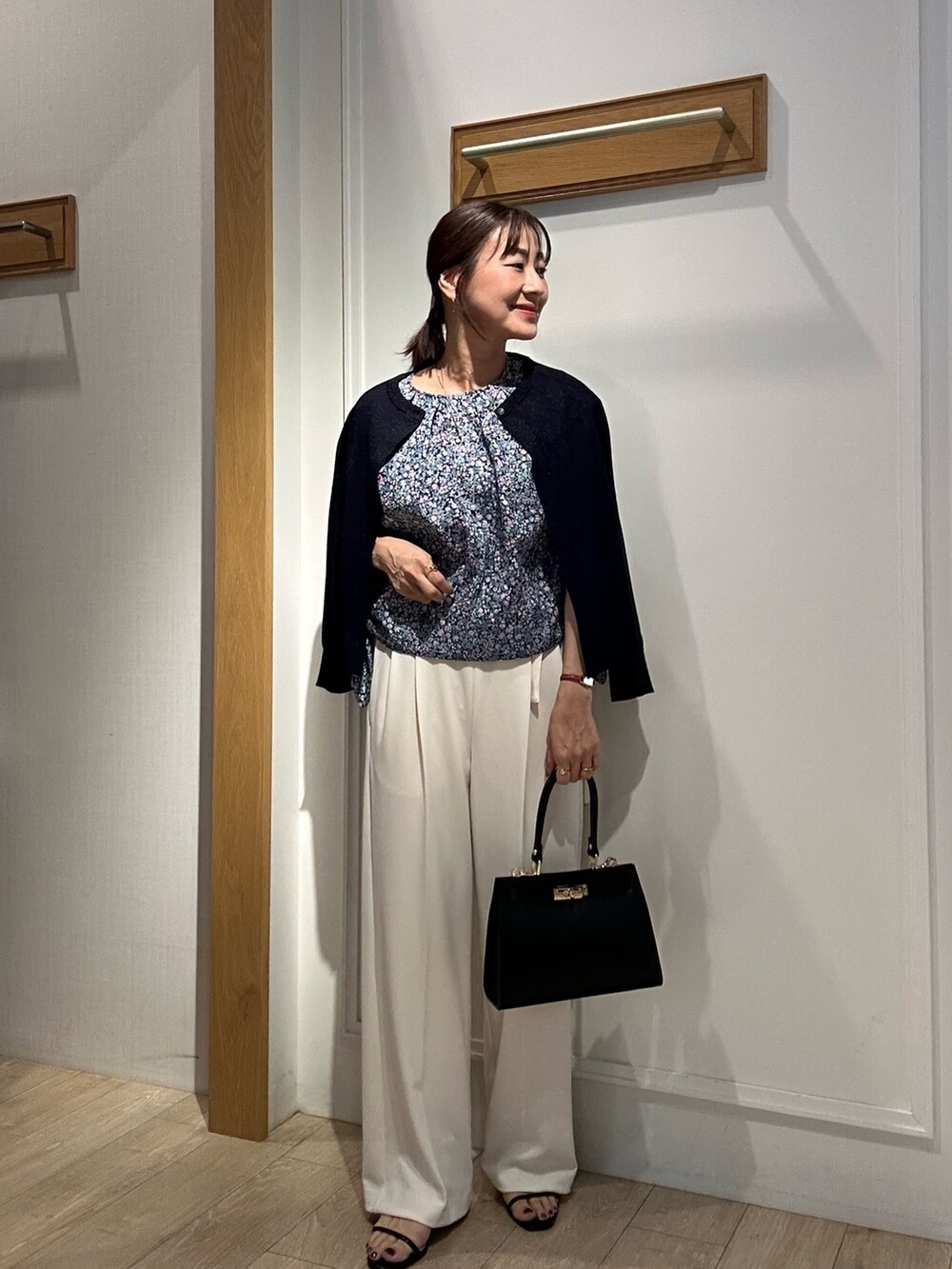 「柄シャツ、ワイドパンツ、サンダル、シャツスタイル、きれいめカジュアル、夏ファッション、大人女子、おでかけコーデ、シンプルカジュアル、大人ファッション、リラックススタイル、パンツコーデ、キレイめコーデ、オトナカジュアル、大人かわいい」｜「MICO COULIERのソフト＆ドライタッチベルテッドパンツ（その他パンツ、ホワイト系）」を使った、daimonさん（レディース・154cm）の春コーディネートの10枚目の写真