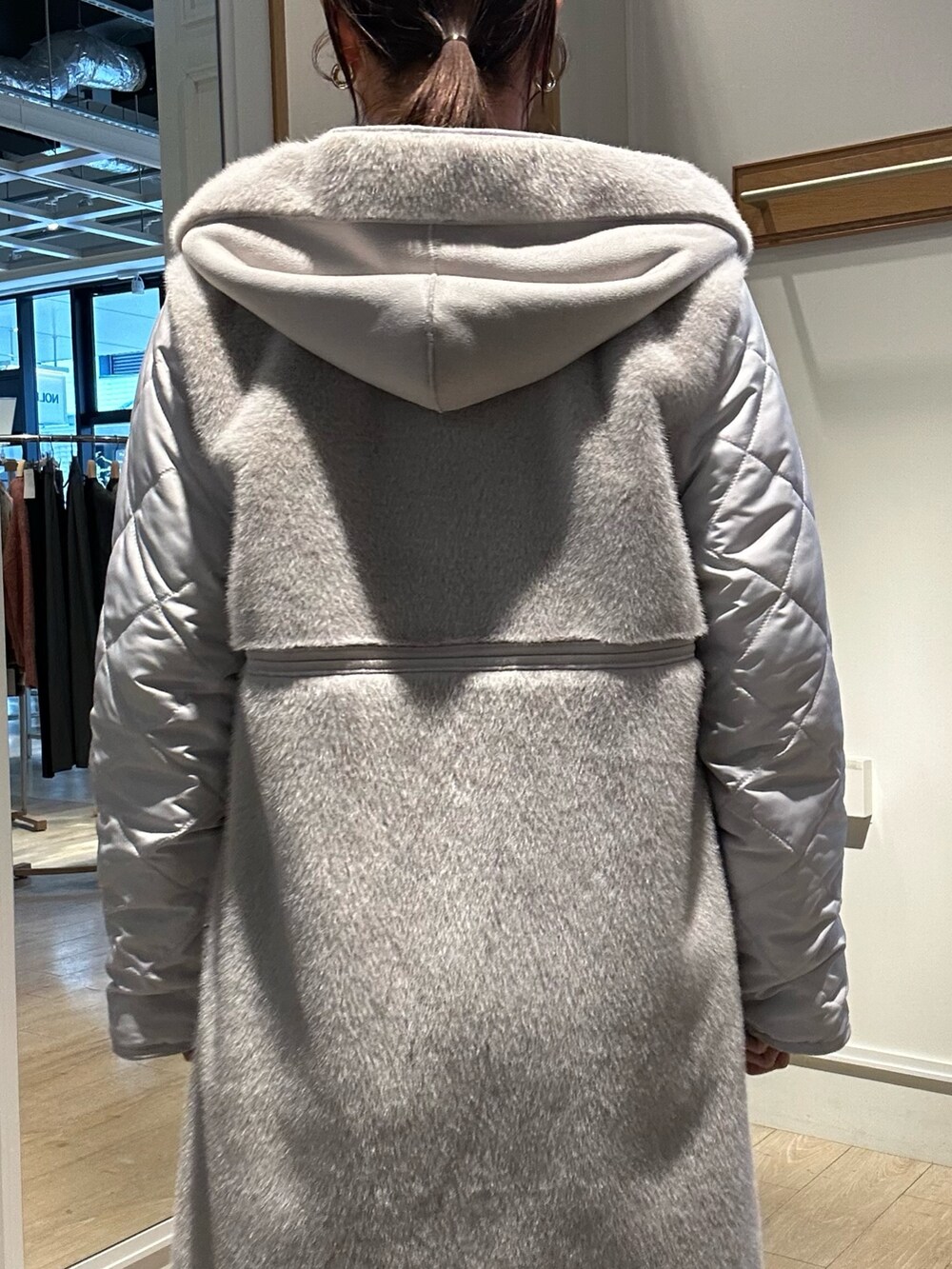 「MICO COULIERの《リバーシブル》フェイクムートンリバーシブルロングコート（ムートンコート、グレー系）」を使った、daimonさん（骨格ナチュラル・レディース・154cm）の冬コーディネートの4枚目の写真