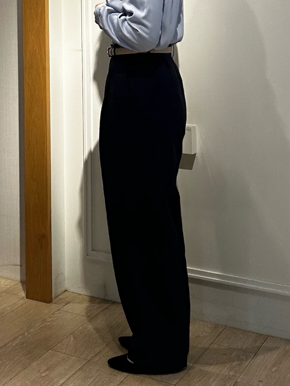 ブルー系のシャツ/ブラウス、ブルー系のその他パンツ、ブルー系のダウンジャケット/コートを着用したレディースの冬コーディネートの9枚目の写真