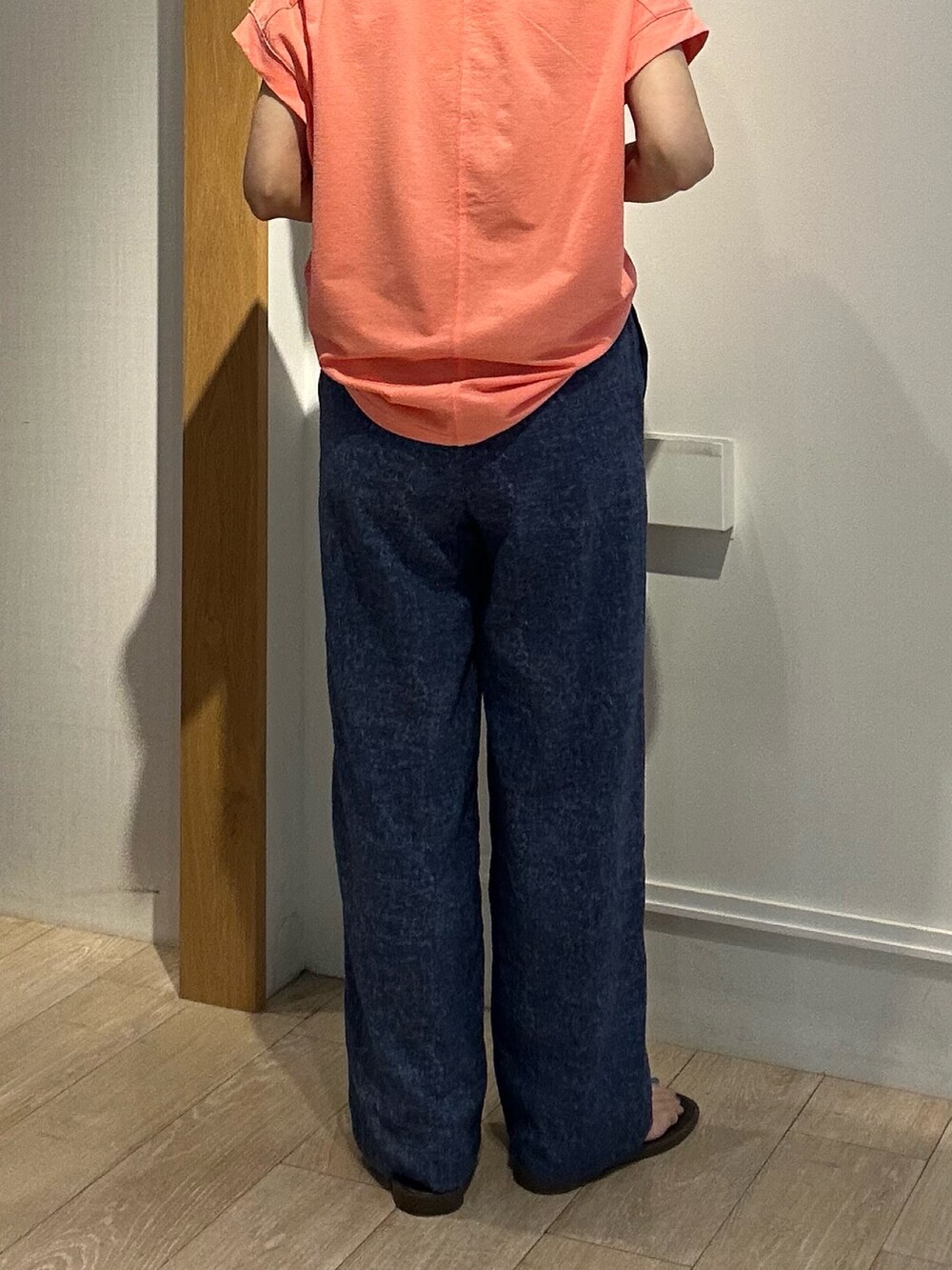 ブルー系のその他パンツ、ピンク系のTシャツ/カットソー、ホワイト系のノーカラージャケットを着用したレディースの夏コーディネートの9枚目の写真