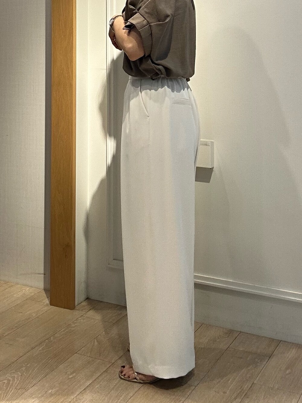 イエロー系のシャツ/ブラウス、ホワイト系のその他パンツを着用したレディースの春コーディネートの10枚目の写真